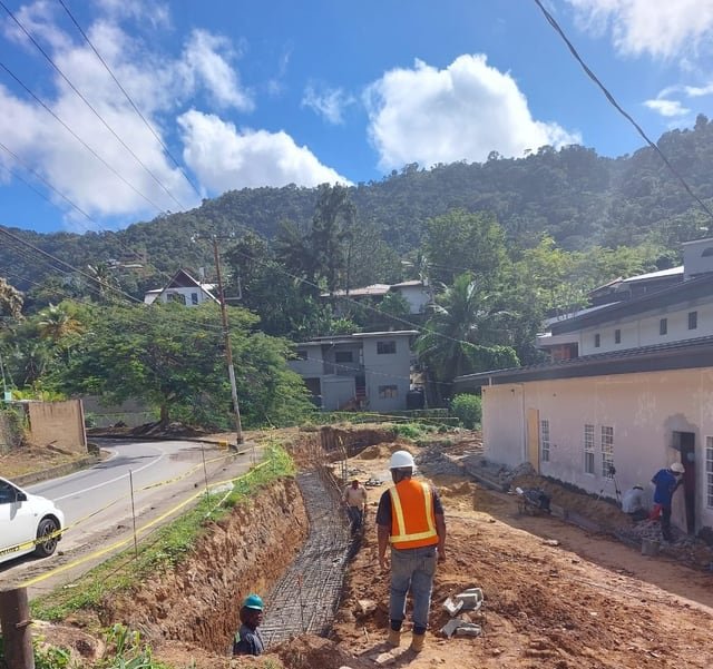 A Jamaal&rsquo;s Industrial crew positioning horses under rebar on a site in Trinidad